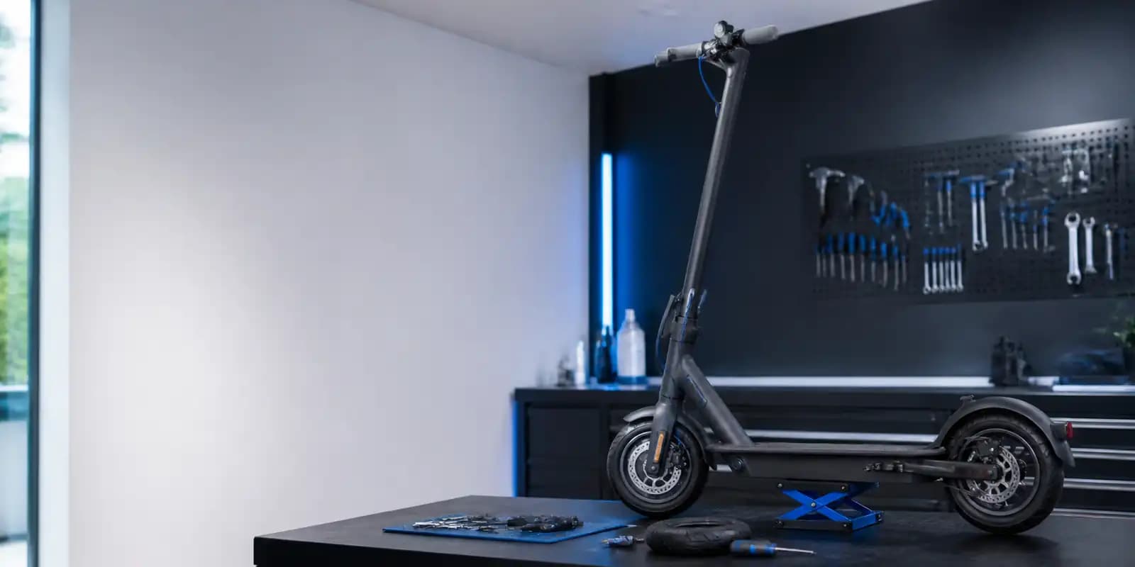 E-Scooter auf einer Werkbank in einer modernen Reparaturwerkstatt